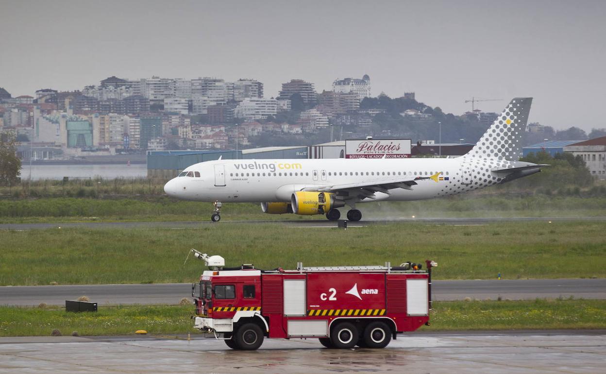 Imagen de archivo de un avión de la compañía aérea Vueling llegado a la capital cántabra desde París.