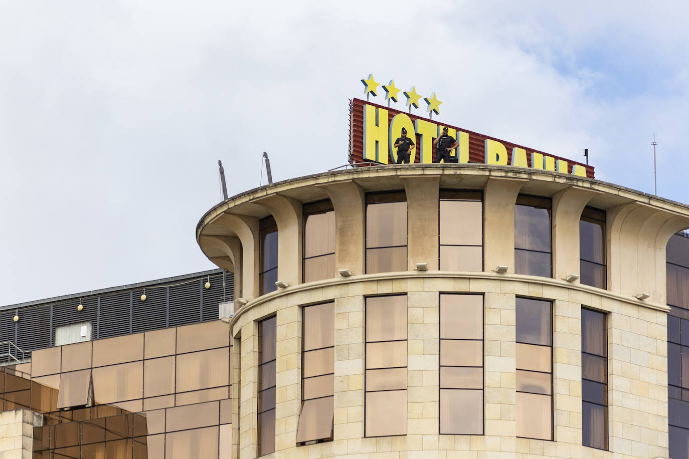 Agentes vigilan la llegada del Rey desde la azotea del Hotel Bahía