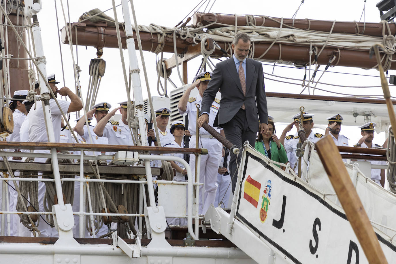 Tras la visita, Felipe VI ha puesto rumbo hacia el Palacio de la Magdalena, donde ha presidido el acto inaugural de los cursos de Verano de la Universidad Internacional Menéndez Pelayo (UIMP)