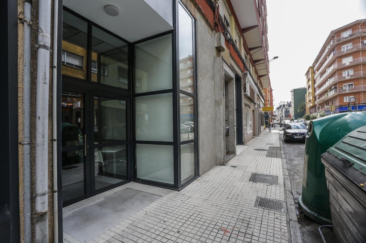 Acceso al nuevo hogar para la tercera edad, ayer, en la calle Julián Urbina del barrio de La Inmobiliaria.