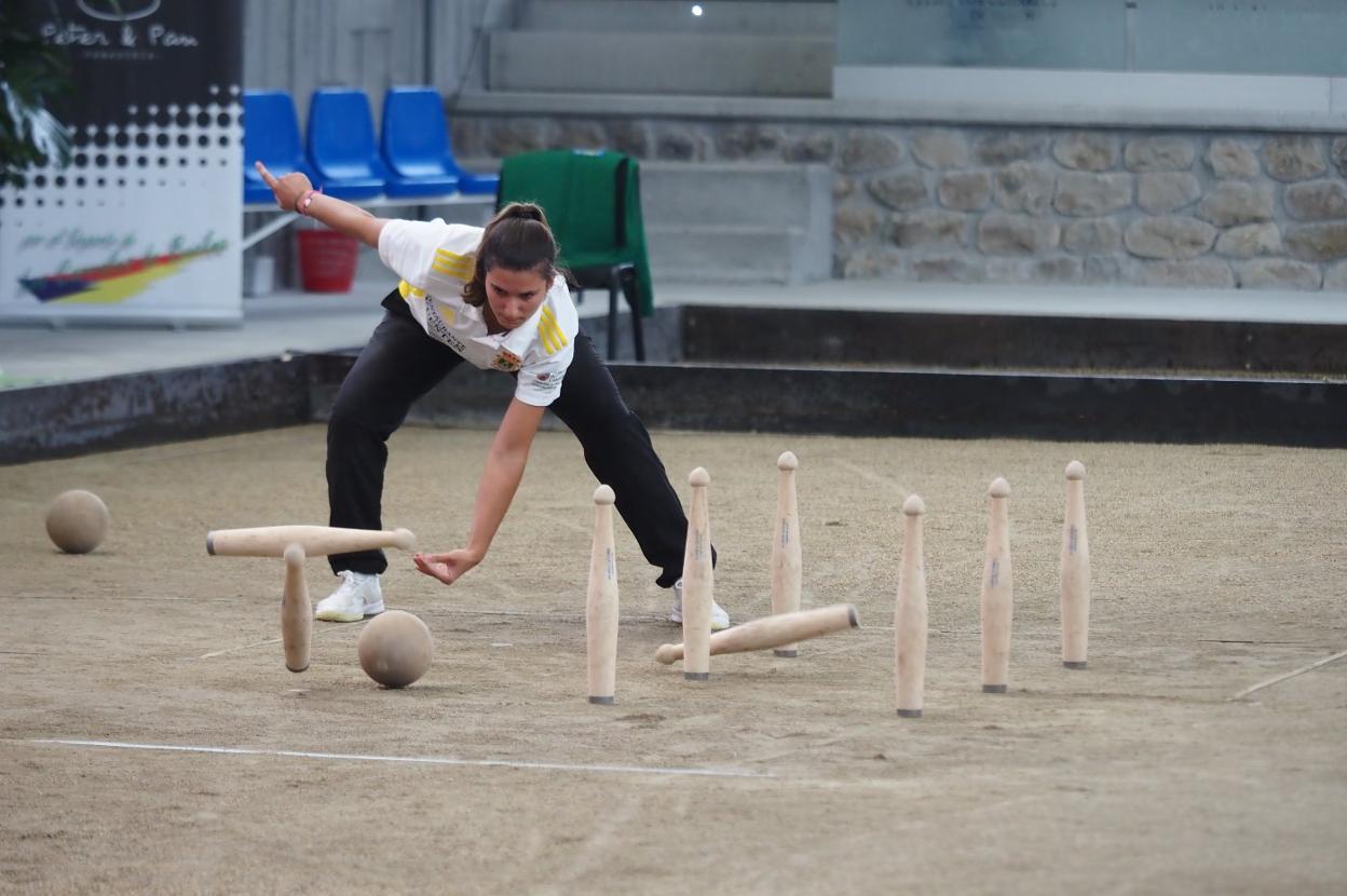 Marta Castillo se llevó el Torneo de San Juan en Los Corrales al ganar en la final a Iris Cagigas. 