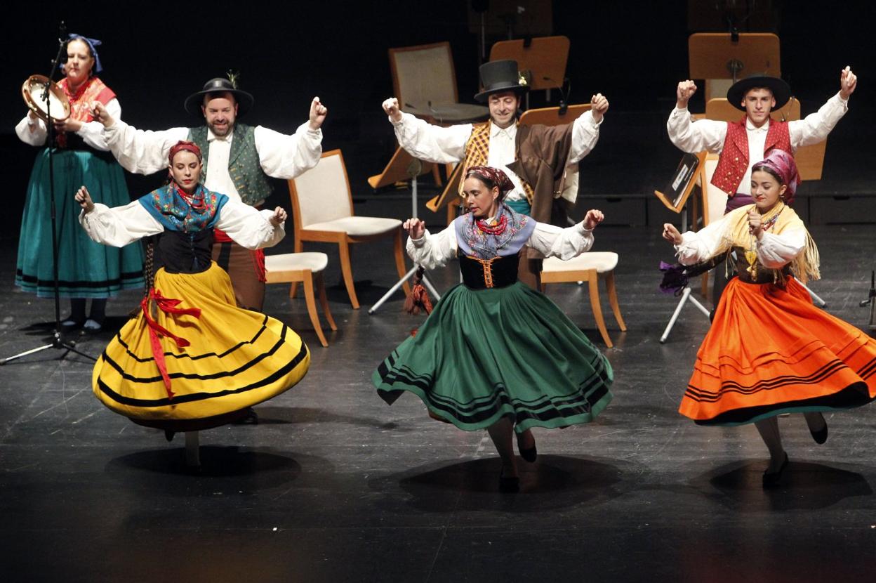 Coros y Danzas en la interpretación de 'Rapsodia montañesa'.