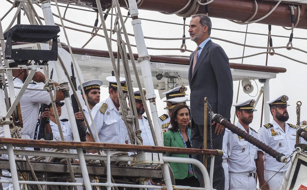 Paso de revista a Elcano y baño de masas