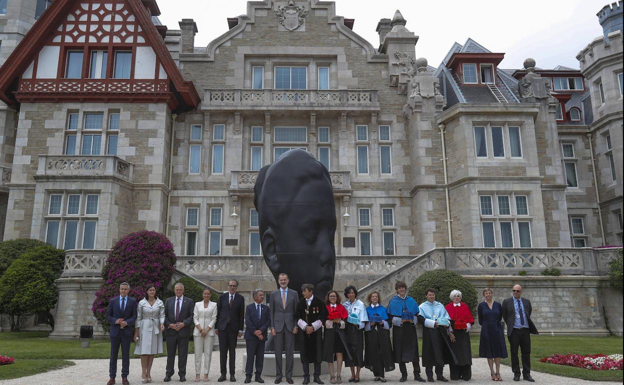 El Rey en el centro de la imagen junto al equipo directivo de la UIMP y autoridades.