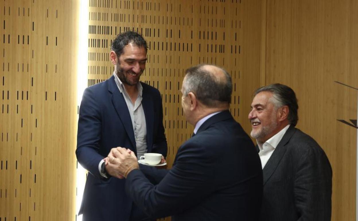 Jorge Garbajosa, el presidente del CSD, José Manuel Franco, y Pepu Hernández. 