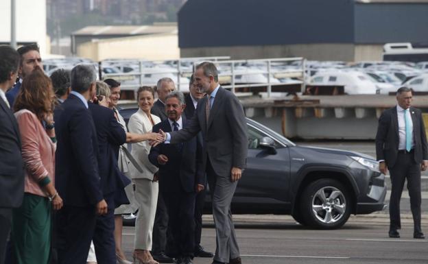 Felipe VI saluda a las autoridades