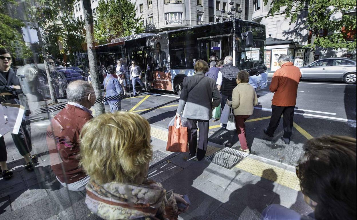 Usuarios cogen el autobús urbano en una parada de Santander.