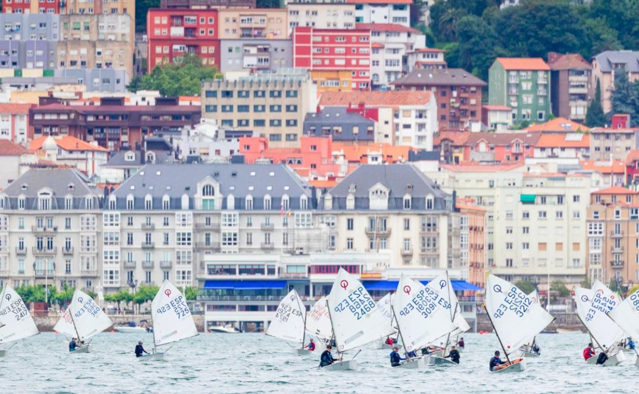 Los optimist regatean en la bahía de Santander.