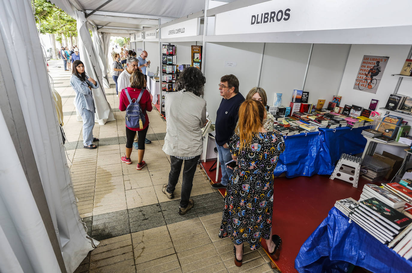 Treinta autores y veintiuna tiendas de dan cita en la Feria del Libro de Torrelavega, que permanecerá abierta al público hasta el domingo.