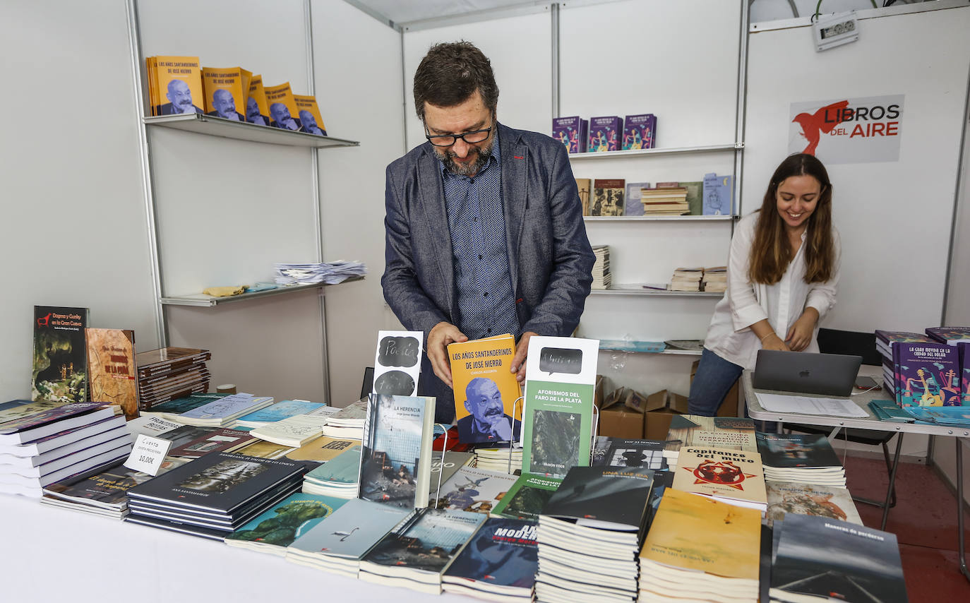 Treinta autores y veintiuna tiendas de dan cita en la Feria del Libro de Torrelavega, que permanecerá abierta al público hasta el domingo.