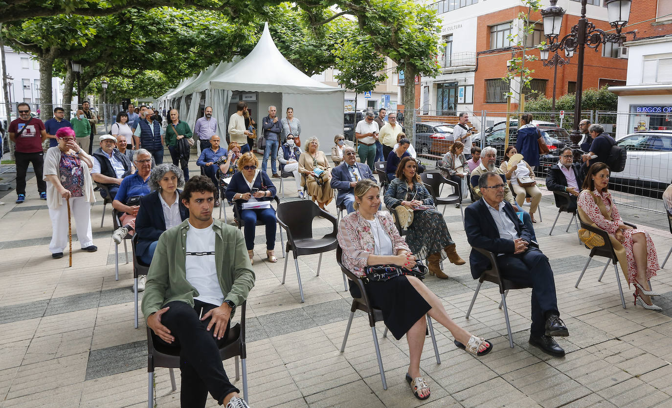 Treinta autores y veintiuna tiendas de dan cita en la Feria del Libro de Torrelavega, que permanecerá abierta al público hasta el domingo.