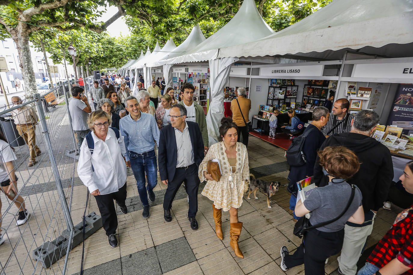 Treinta autores y veintiuna tiendas de dan cita en la Feria del Libro de Torrelavega, que permanecerá abierta al público hasta el domingo.