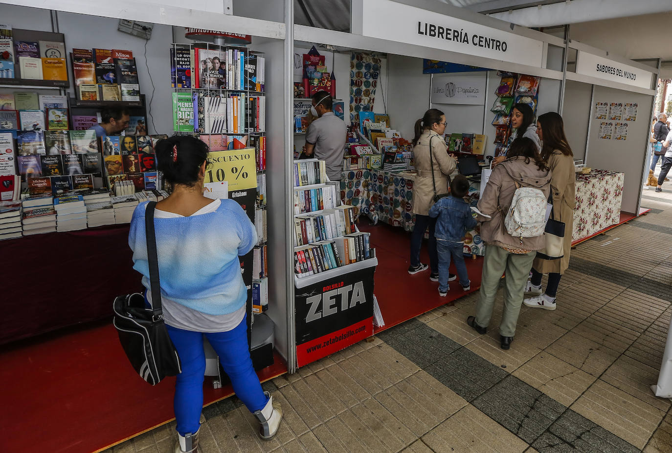 Treinta autores y veintiuna tiendas de dan cita en la Feria del Libro de Torrelavega, que permanecerá abierta al público hasta el domingo.