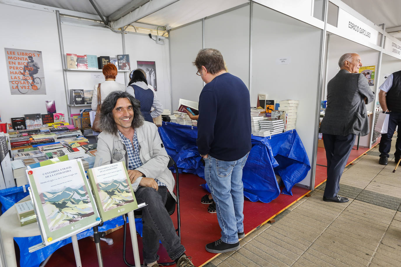 Treinta autores y veintiuna tiendas de dan cita en la Feria del Libro de Torrelavega, que permanecerá abierta al público hasta el domingo.