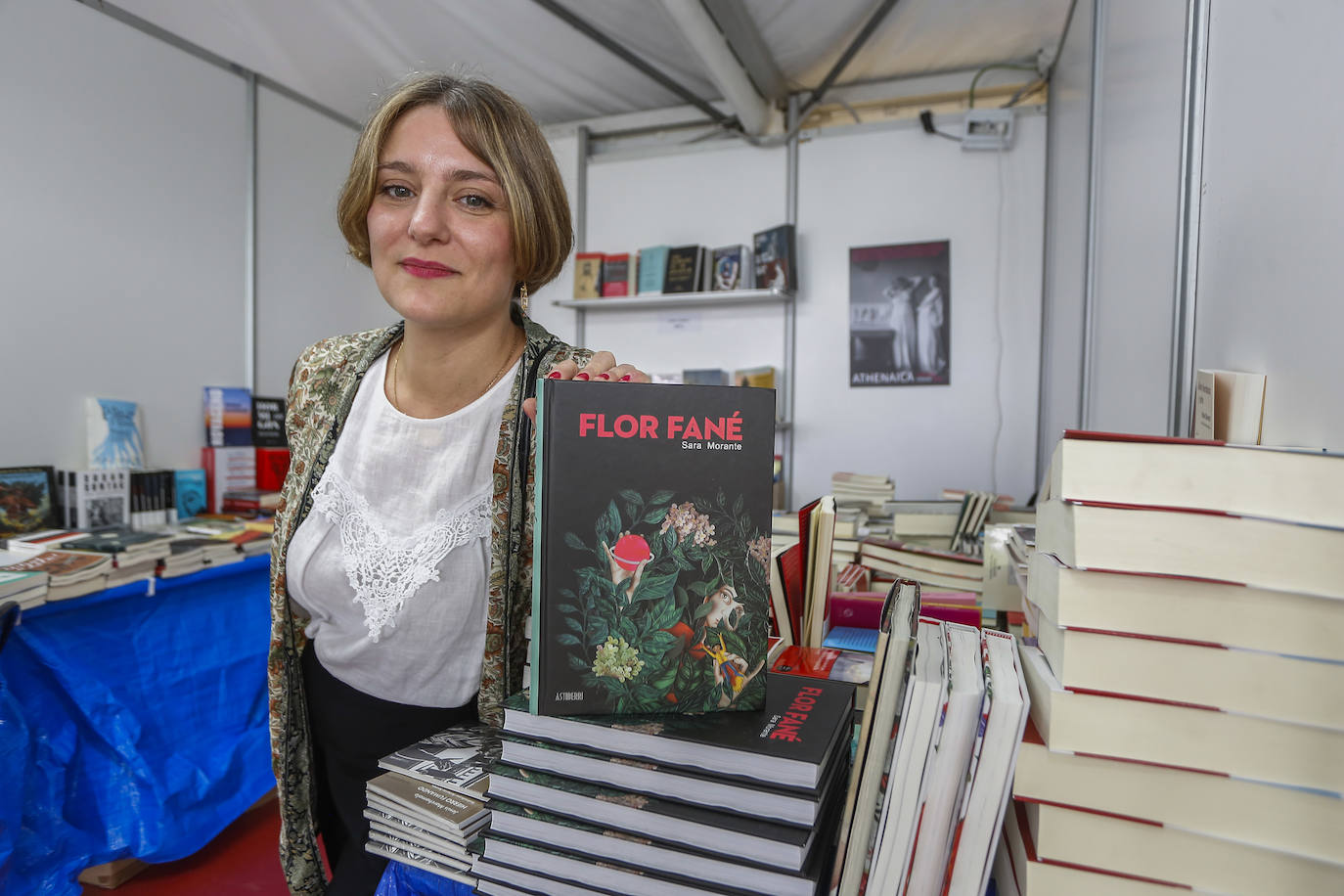 Treinta autores y veintiuna tiendas de dan cita en la Feria del Libro de Torrelavega, que permanecerá abierta al público hasta el domingo.