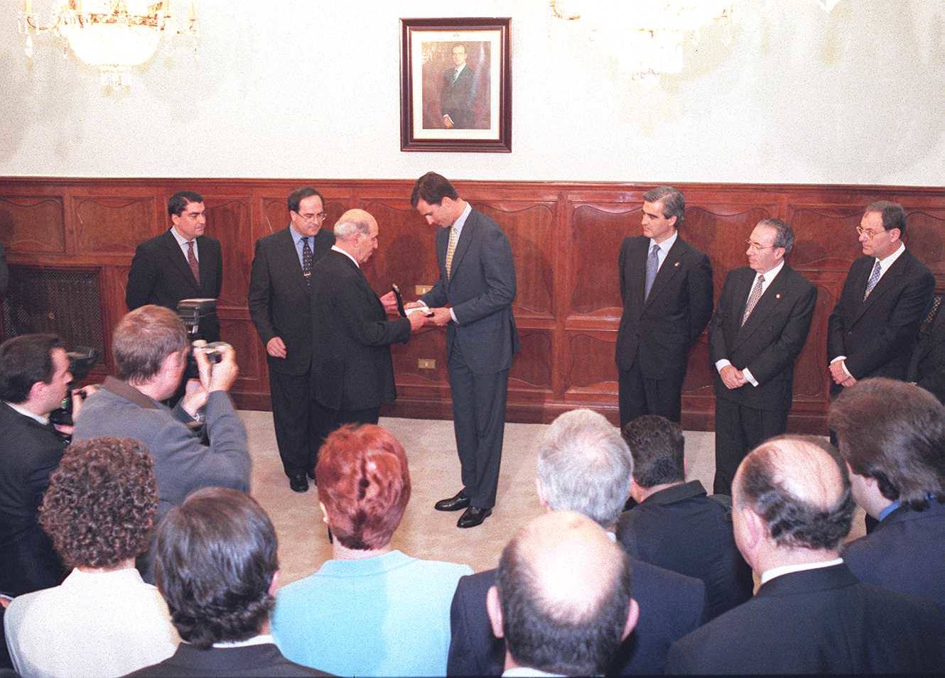 Acto institucional de entrega de la Medalla de Caja Cantabria.