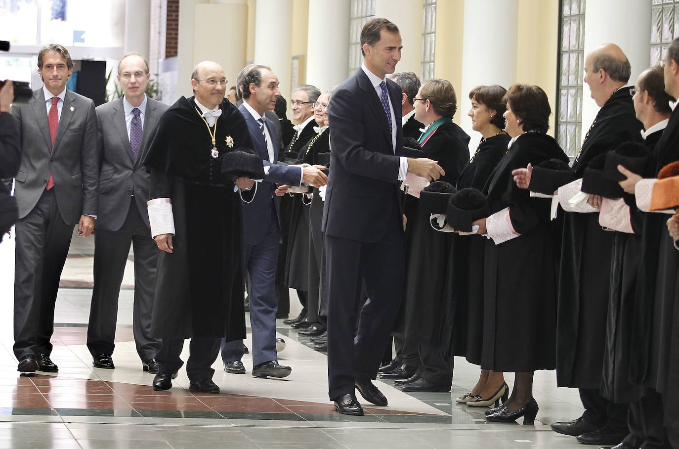 Don Felipe saluda a profesores de la UC acompañado del presidente Ignacio Diego, el rector Federico Gutiérrez-Solana, el presidente del Parlamento José Antonio Cagigas y el alcalde de Santander Íñigo de la Serna.