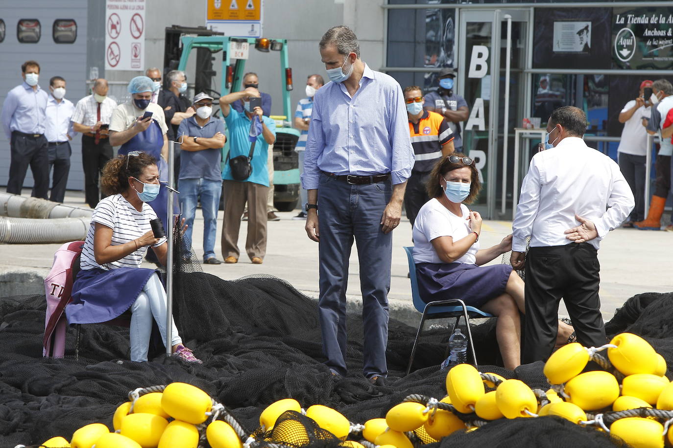 En julio de 2020, los reyes visitaron el puerto de Santoña en su viaje a Cantabria durante la crisis sanitaria mundial del coronavirus.