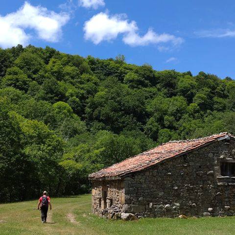 CI PN de Oyambre y ENP de Saja Nansa. Plazas libres: 13. Duración: 6 horas /6,30 en función del grupo. Desnivel: 230 metros. Distancia: 13.17 Km. Tipo de recorrido: Circular. Tipo de firme: Sendero. Dificultad: Media. El barro y la lluvia en días previos puede incrementar la dificultad de esta ruta.