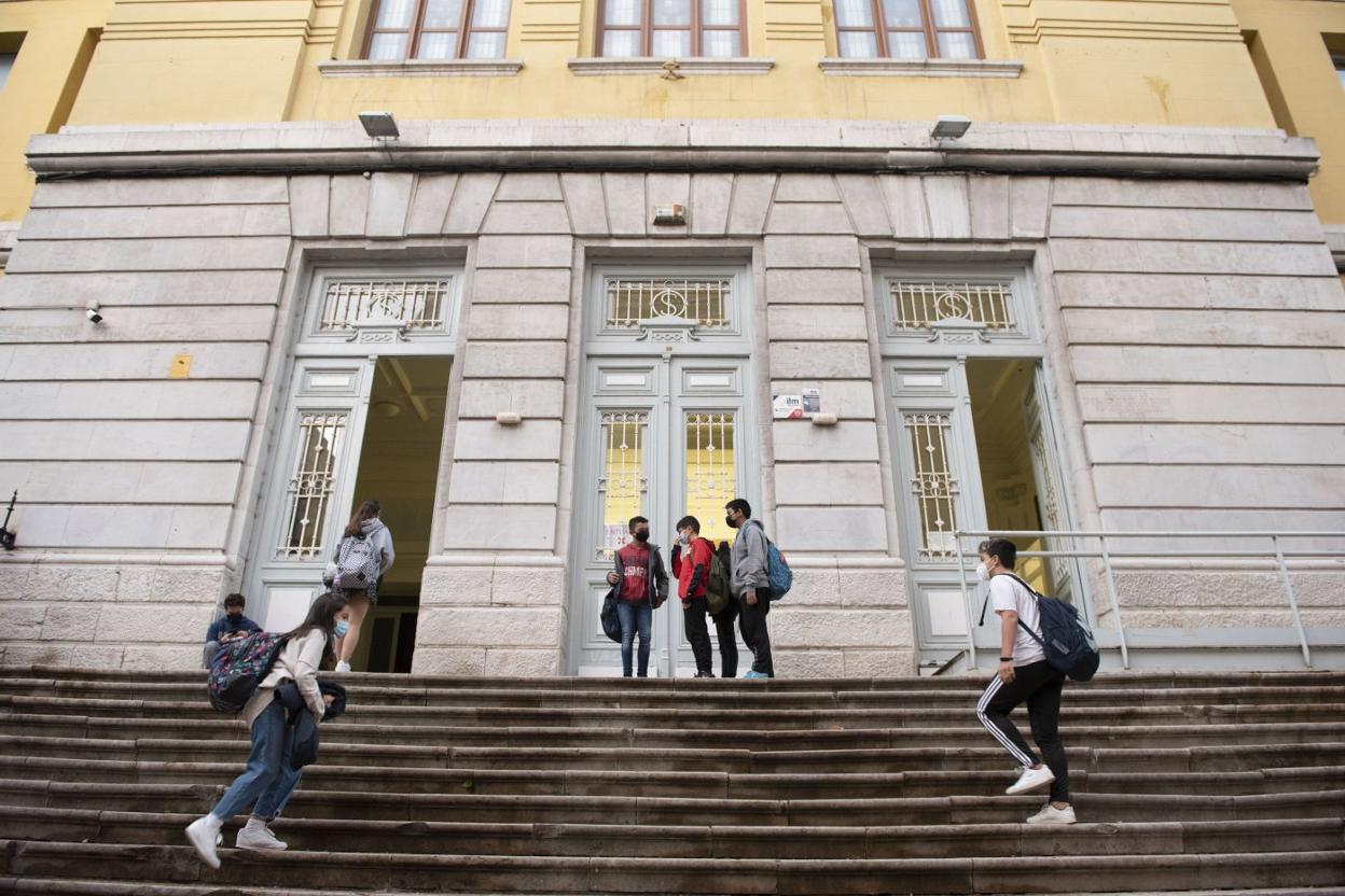 Acceso principal al instituto Santa Clara, en Santander, el centro con más demanda de plazas. 