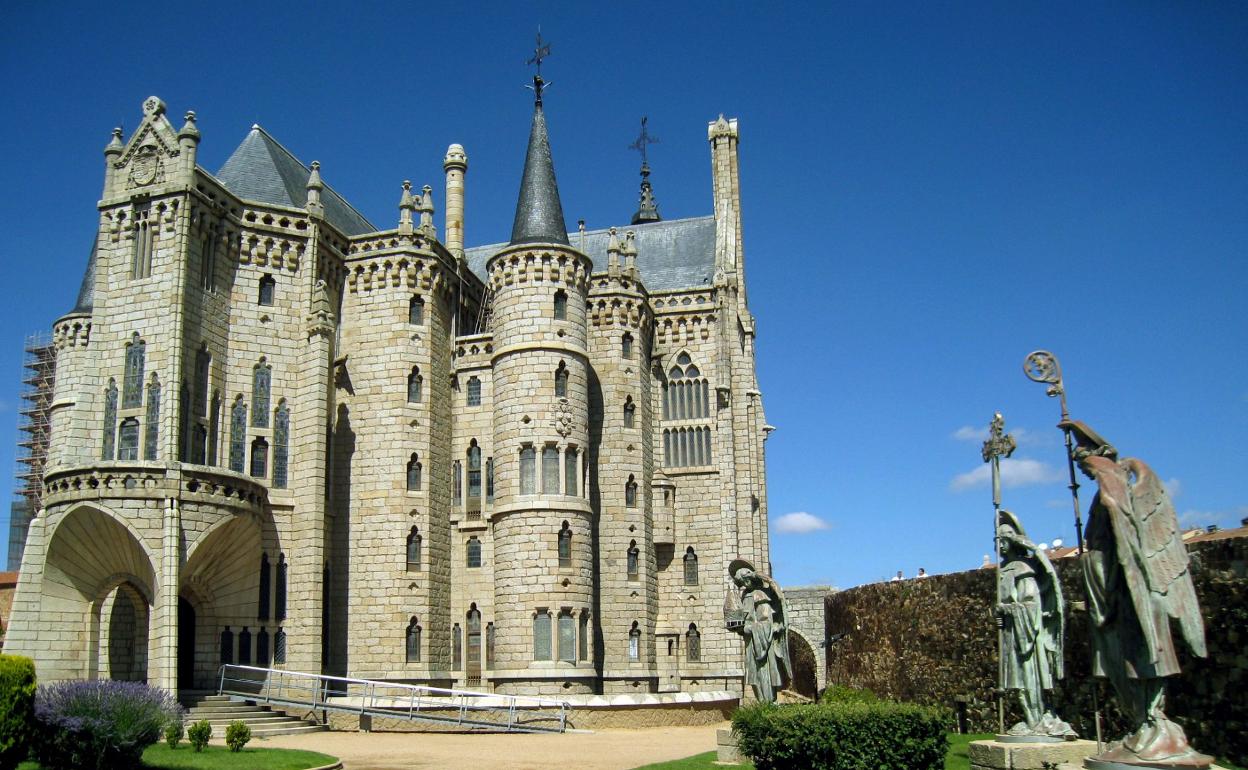 El Palacio Episcopal de Astorga es una de las pocas obras proyectadas por Gaudí fuera de Cataluña.