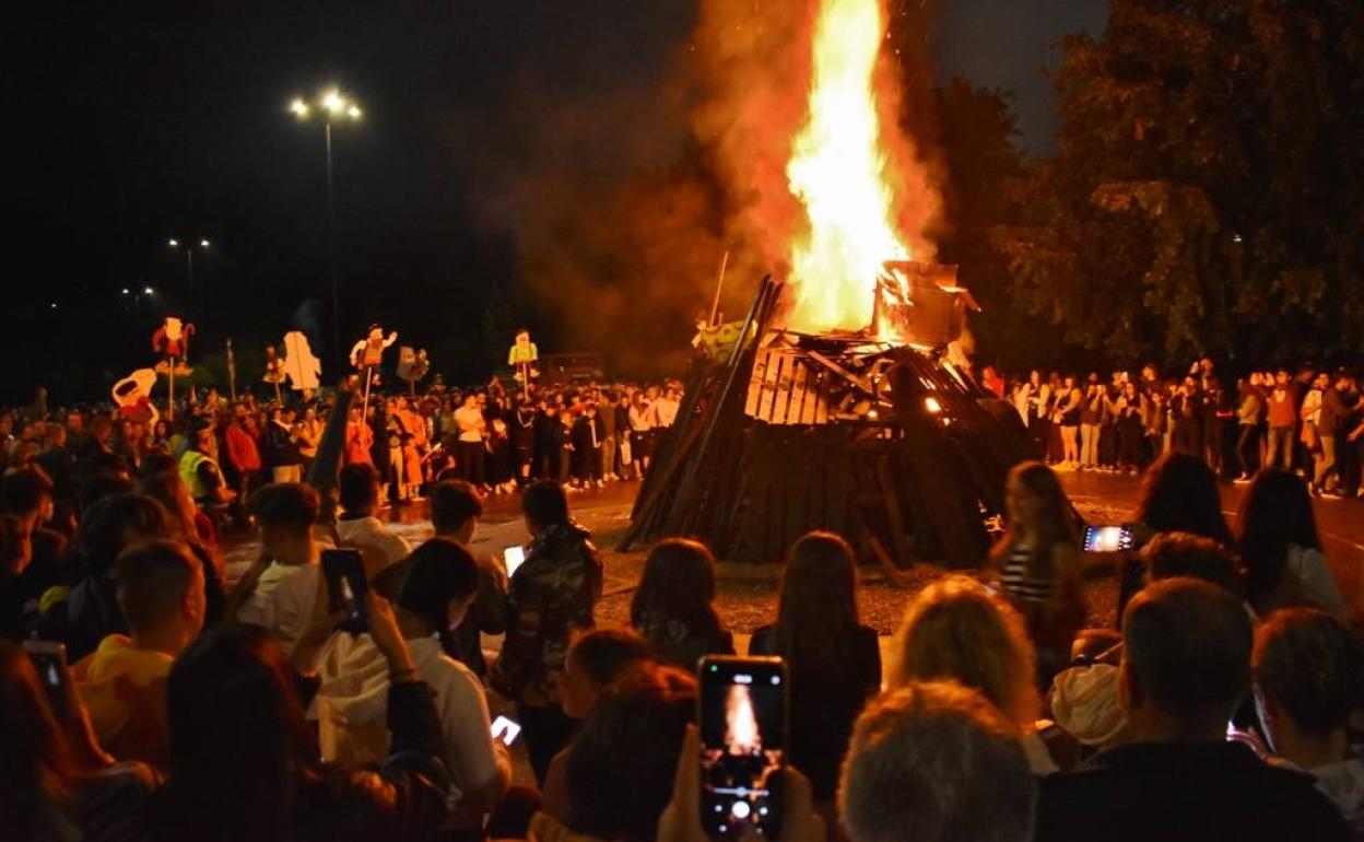 Los Corrales recuperó en la pasada noche la hoguera de San Juan en su golierta particular.