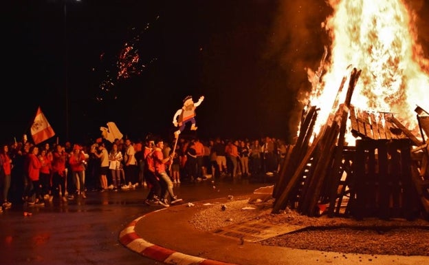 Cada peña sanjuanera quema su 'Tío Juanón'.