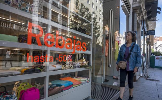 Una señora pasa frente al escaparate de la firma Bimba y Lola en la calle Juan de Herrera de Santander.