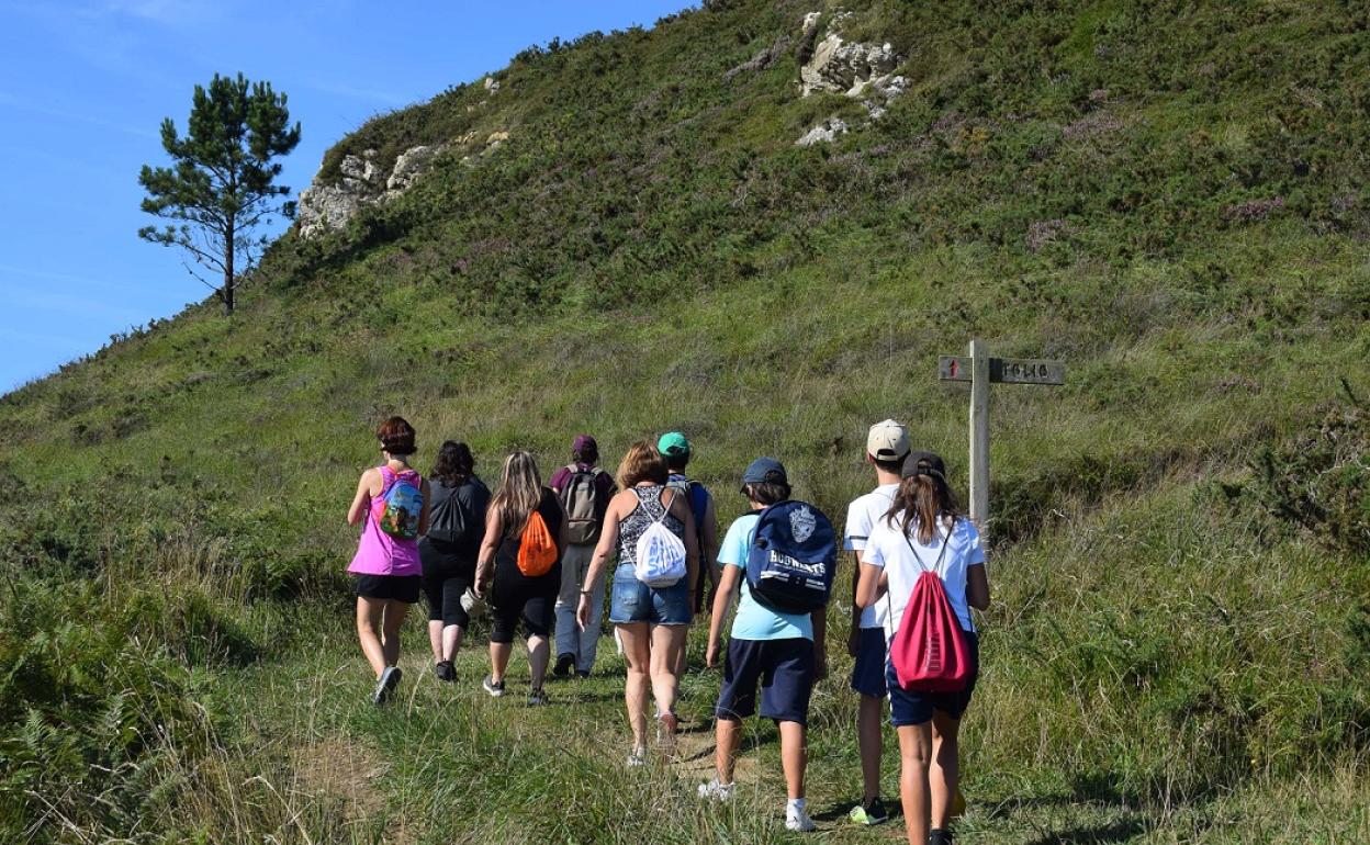 Imagen de archivo de las rutas que el Ayuntamiento de Piélagos organizó en 2019 por el monte Picota y el monte Tolío. 