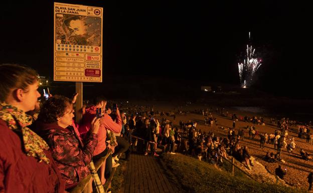 Imagen principal - Afluencia multitudinaria en la hoguera de San Juan de la Canal