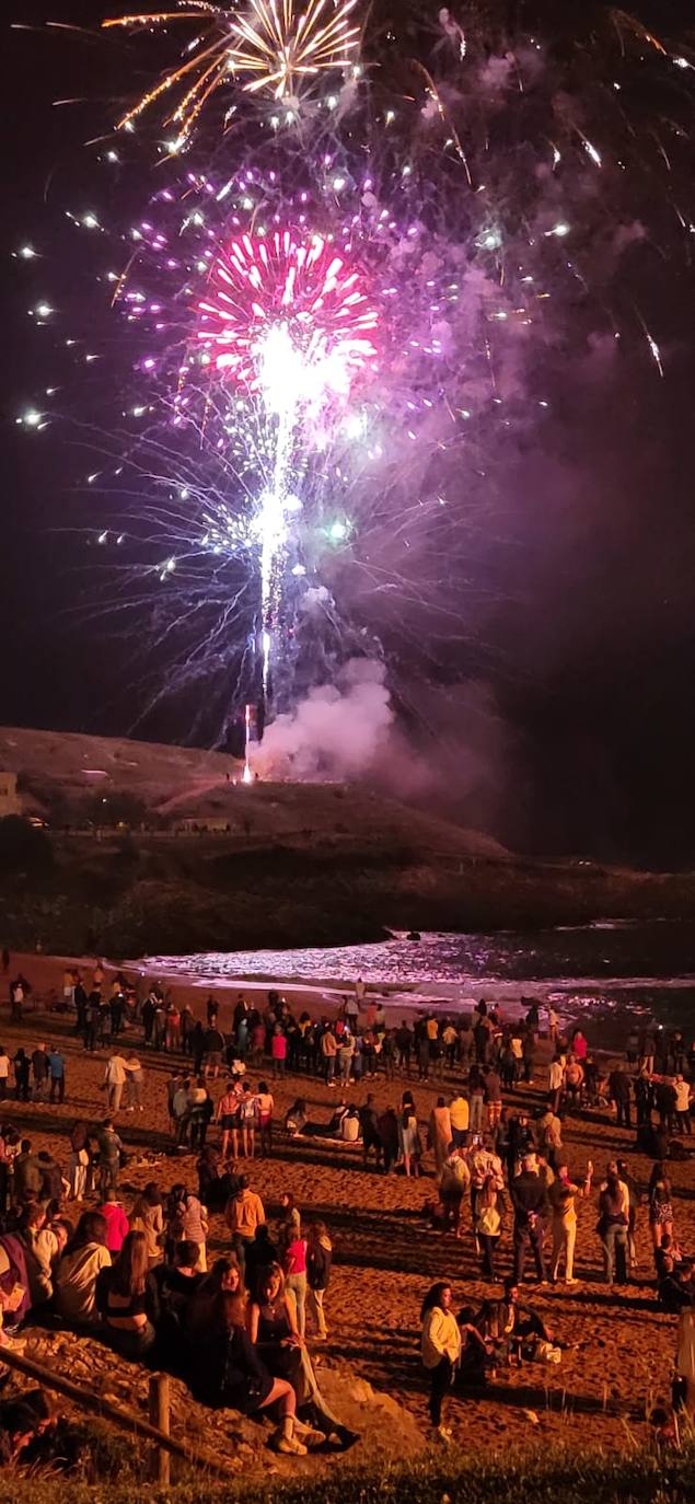 Fotos: Fuego y fiesta en la playa de San Juan de la Canal