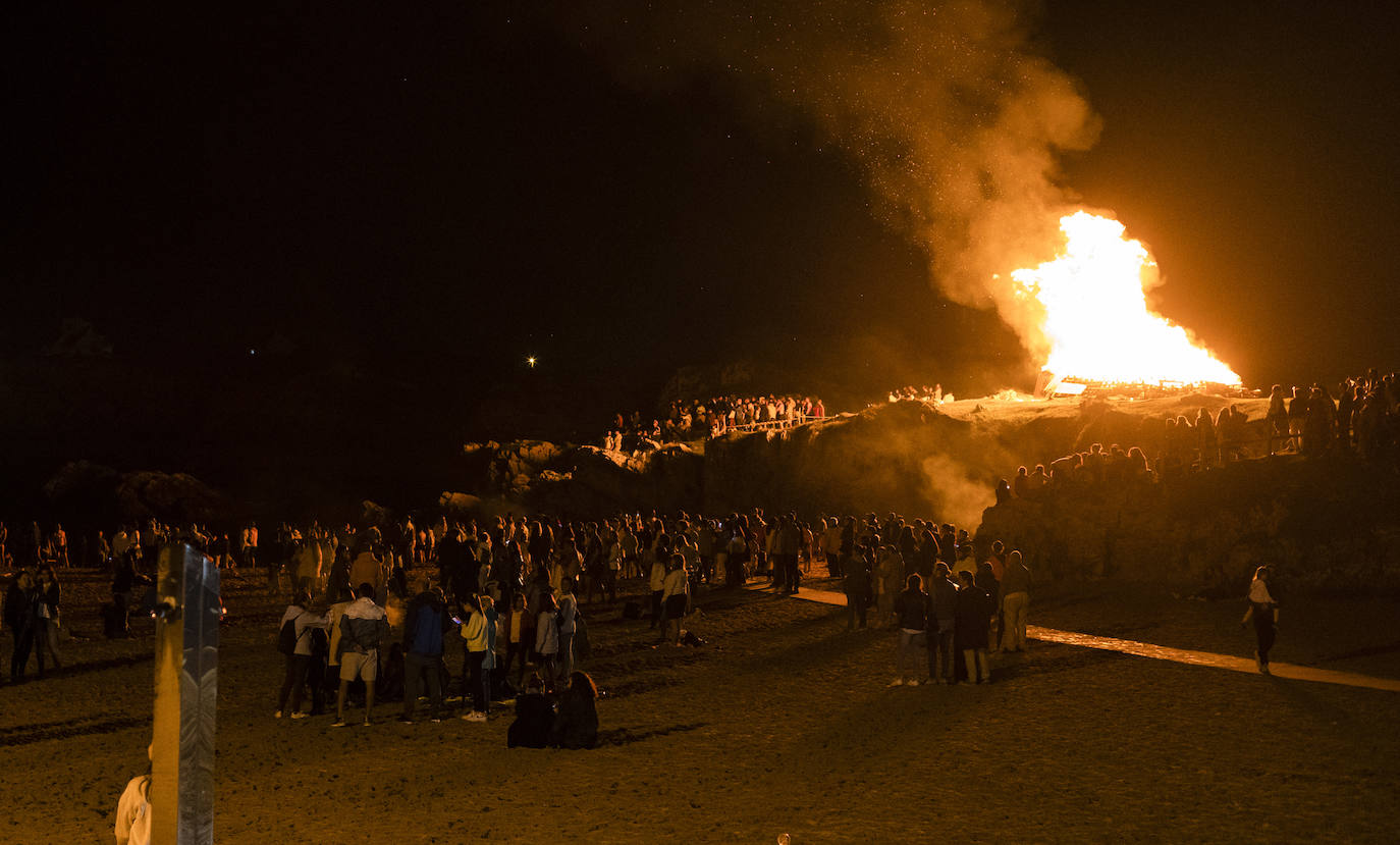 Fotos: Fuego y fiesta en la playa de San Juan de la Canal