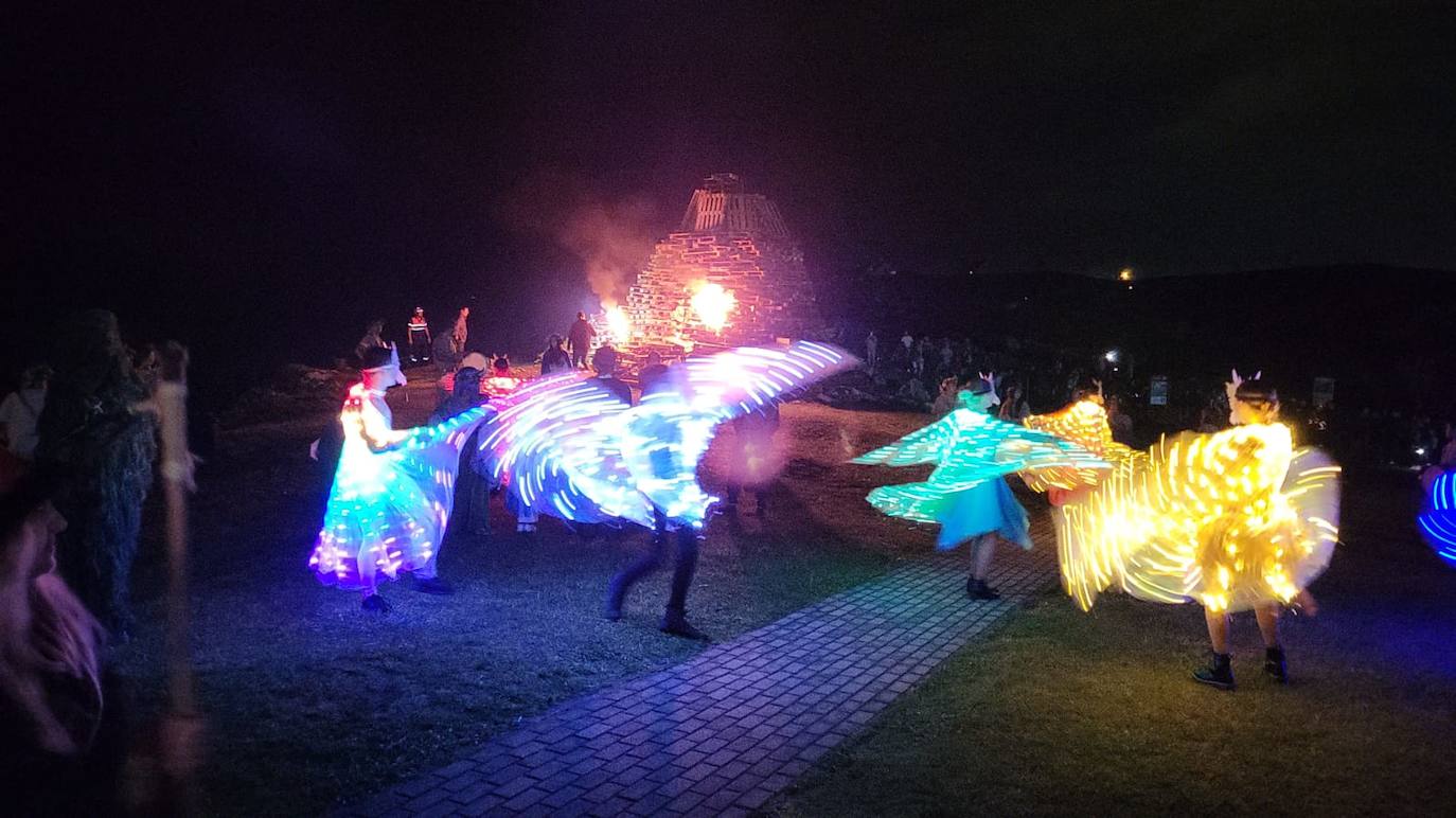 Fotos: Fuego y fiesta en la playa de San Juan de la Canal