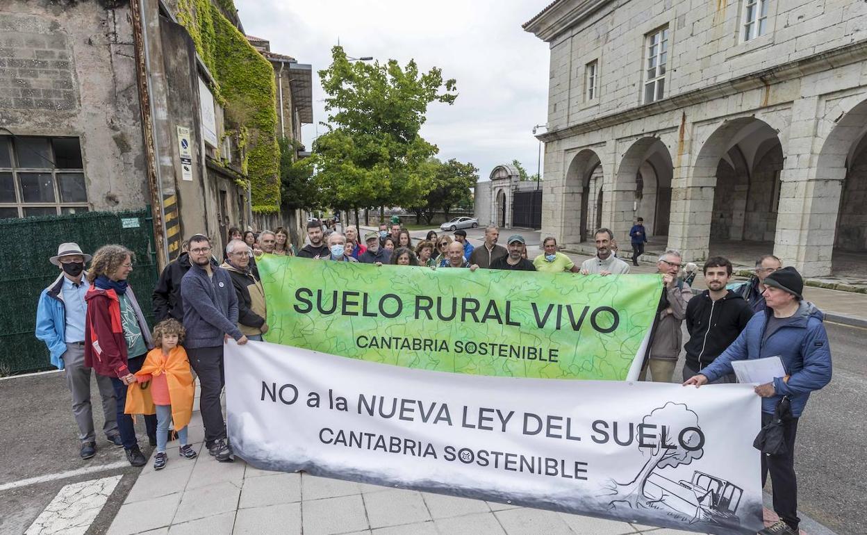 Concentración contra la Ley del Suelo, frente al Parlamento de Cantabria