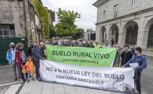 Medio centenar de personas protestan contra la nueva Ley del Suelo