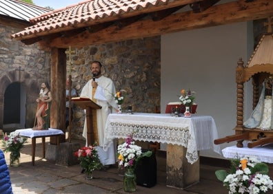 Imagen secundaria 1 - Procesión, homilía en el exterior de la ermita e imagen de la Virgen de La Luz 