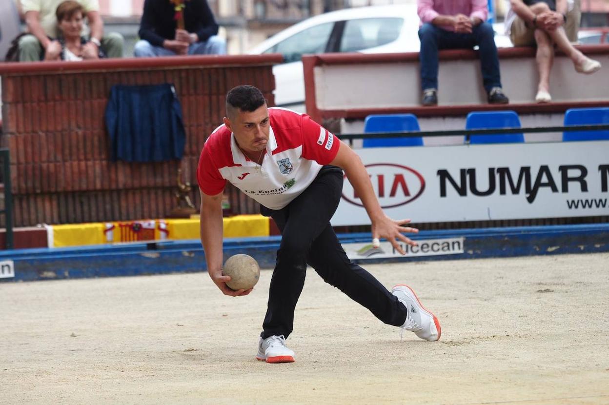 Javi Platas birla en la bolera de Los Corrales de Buelna.