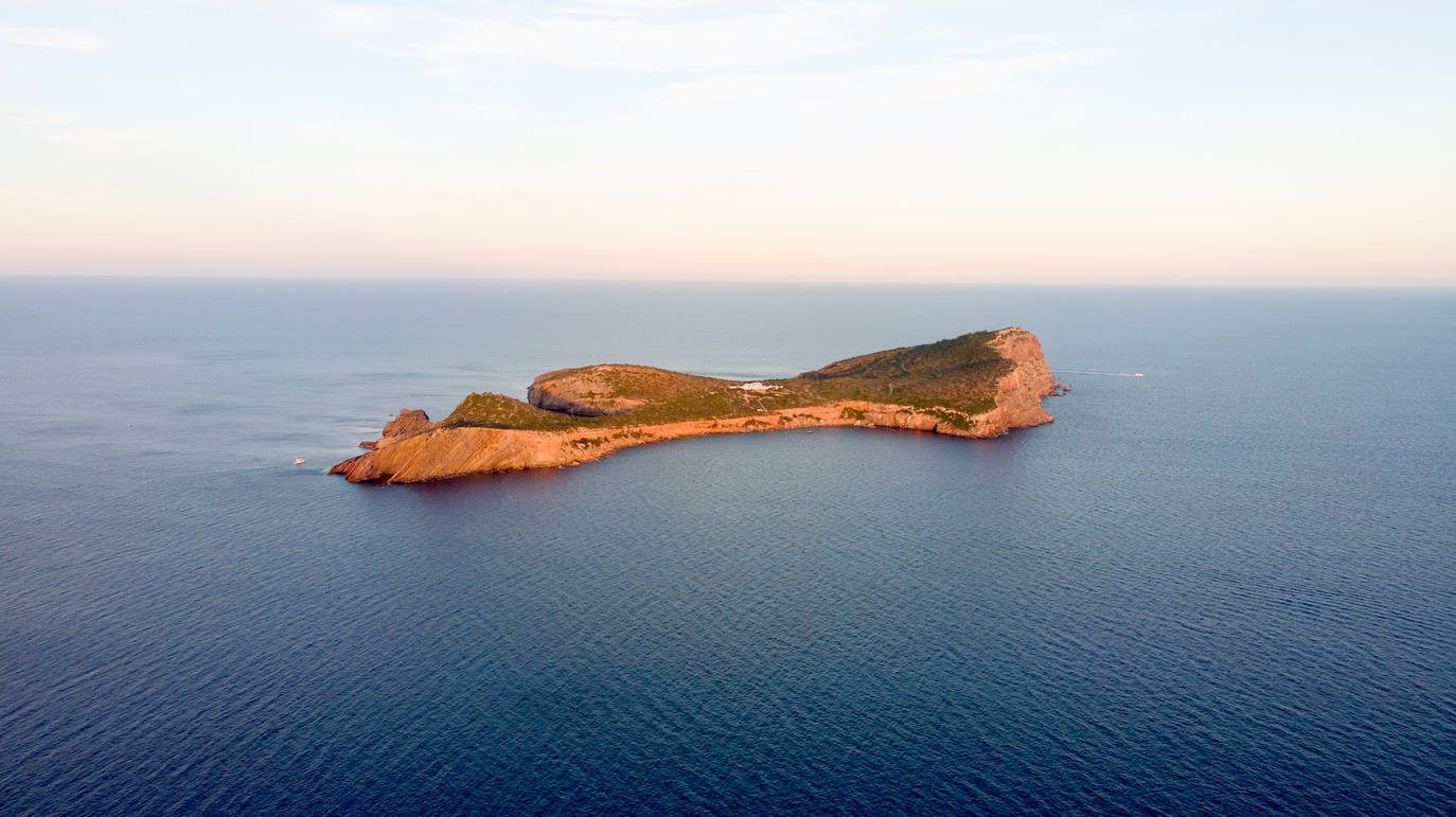  La isla de Tagomago es una de las más conocidas, se encuentra en Ibiza y ocupa un total de 60 hectáreas de terreno, a unos 900 metros de la costa ibicenca. Aquellos que decidan alquilarla por noches disfrutarán de una impresionante villa con mayordomo, equipada con una piscina de agua salada, un gimnasio, zona de barbacoa, jacuzzi y, por supuesto, sus playas. Además de un chef personal y un capitán de barco a su entera disposición.