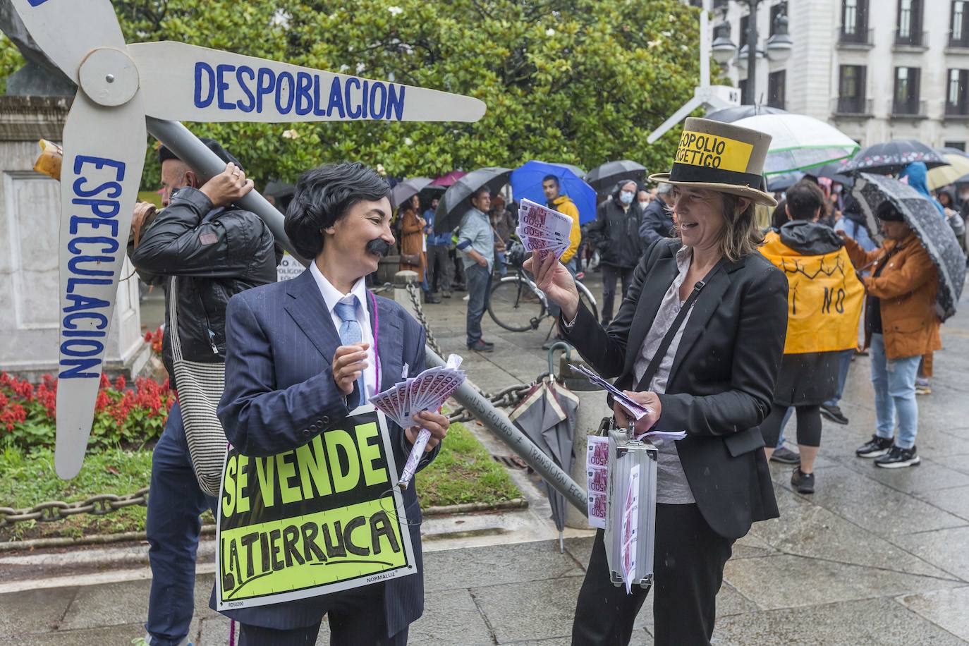 Centenares de personas de colectivos vecinales y representantes del sector primario, la hostelería y el turismo de los valles pasiegos y las comarcas del sur de Cantabria han participado este sábado en una manifestación en Santander bajo el lema '¡Sí a un medio rural vivo!¡No a los polígonos eólicos!'.