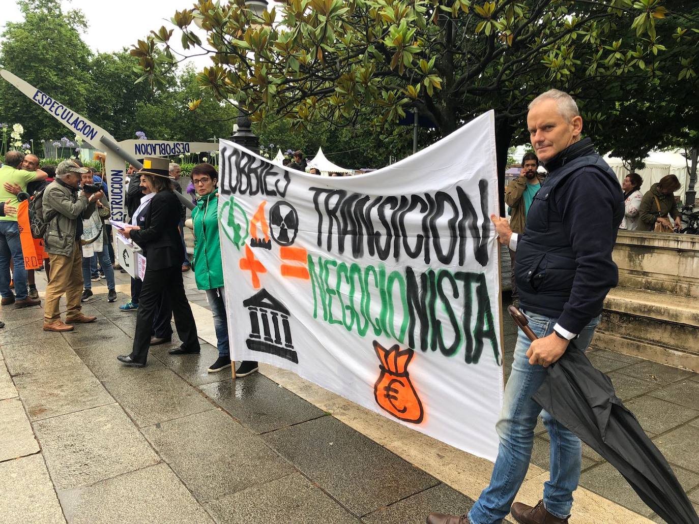 Centenares de personas de colectivos vecinales y representantes del sector primario, la hostelería y el turismo de los valles pasiegos y las comarcas del sur de Cantabria han participado este sábado en una manifestación en Santander bajo el lema '¡Sí a un medio rural vivo!¡No a los polígonos eólicos!'.