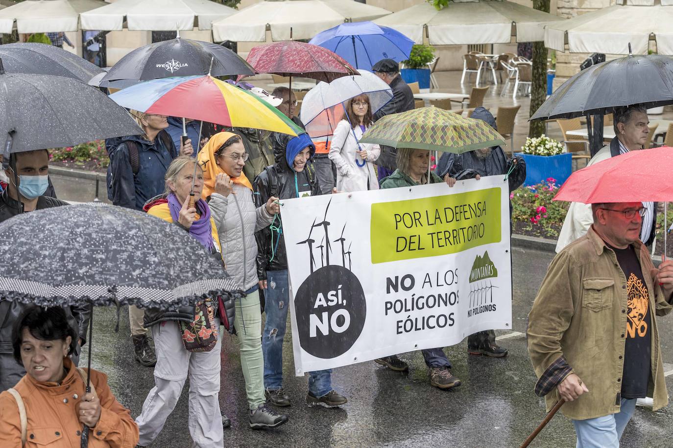 Centenares de personas de colectivos vecinales y representantes del sector primario, la hostelería y el turismo de los valles pasiegos y las comarcas del sur de Cantabria han participado este sábado en una manifestación en Santander bajo el lema '¡Sí a un medio rural vivo!¡No a los polígonos eólicos!'.