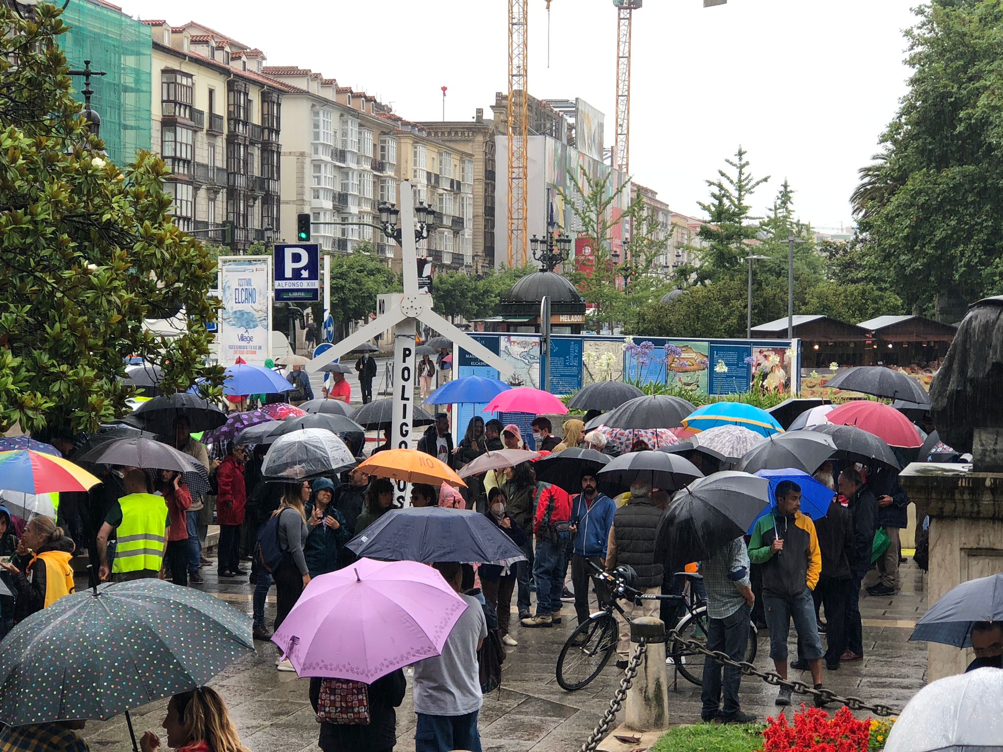 Centenares de personas de colectivos vecinales y representantes del sector primario, la hostelería y el turismo de los valles pasiegos y las comarcas del sur de Cantabria han participado este sábado en una manifestación en Santander bajo el lema '¡Sí a un medio rural vivo!¡No a los polígonos eólicos!'.