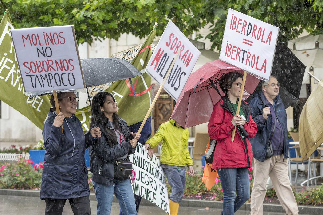 Centenares de personas de colectivos vecinales y representantes del sector primario, la hostelería y el turismo de los valles pasiegos y las comarcas del sur de Cantabria han participado este sábado en una manifestación en Santander bajo el lema '¡Sí a un medio rural vivo!¡No a los polígonos eólicos!'.