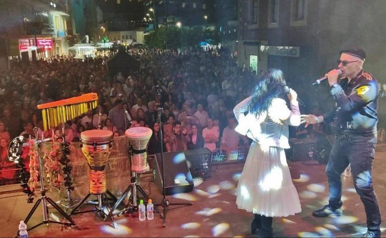 Lleno en el concierto de Amistades Peligrosas en Los Corrales.