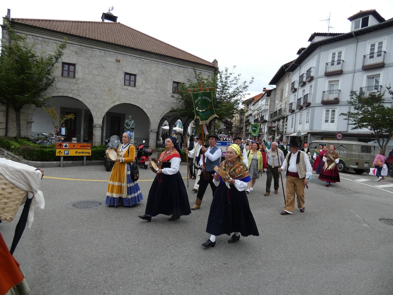 Fotos: Pasarela del traje montañés