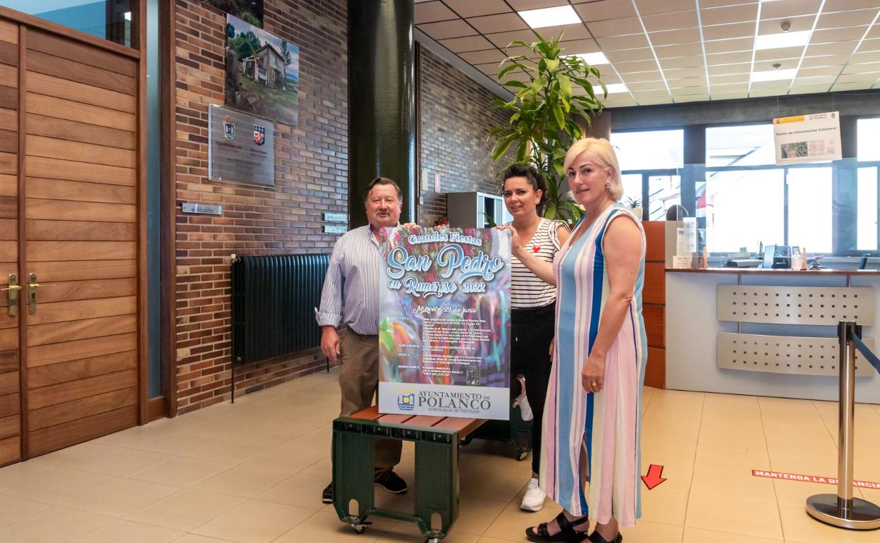 Los ediles sostienen el cartel de la fiesta.