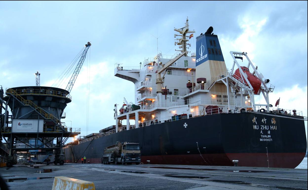 El Puerto de Santander es uno de los principales focos de contaminación del aire en Cantabria.