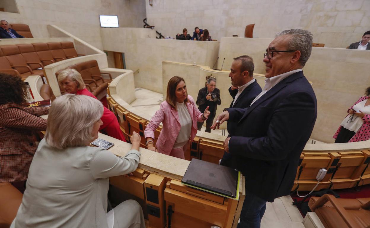 La consejera Paula Fernández charla con Javier López Estrada, Pedro Hernando y otros miembros del PRC, ayer, antes del pleno. 