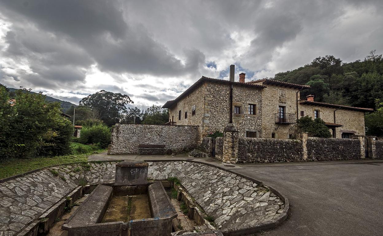Una de las casonas y fuente localizadas en La Concha. 