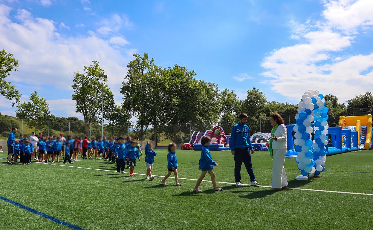 Los niños y niñas disfrutan de las actividades programadas para clausurar el deporte base en Comillas. 